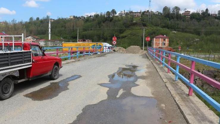 Rize-Trabzon arasındaki alternatif yollar molozlarla kapatıldı