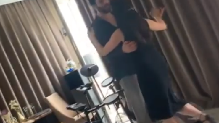 Can Yaman annesiyle birlikte tango yaptı