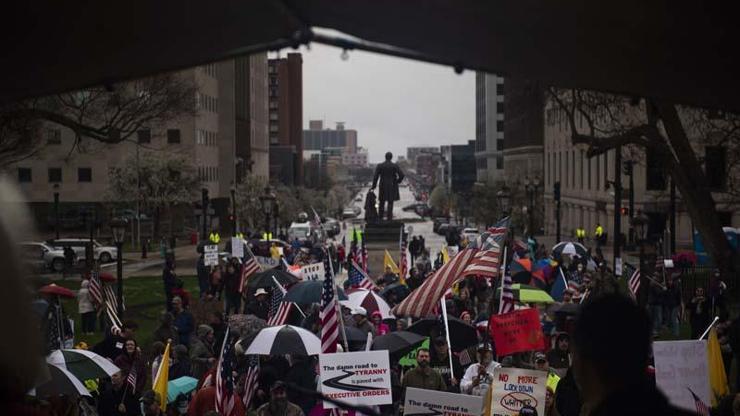 ABDnin Michigan eyaletinde kısıtlama karşıtı silahlı protestocular kongre binasına girdi
