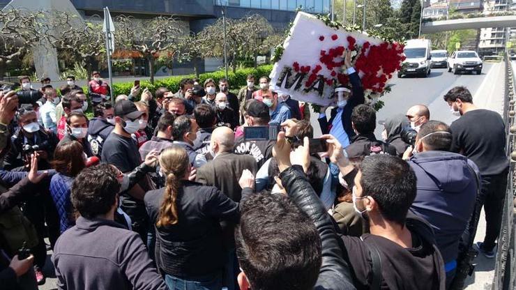 DİSK çelenginin Taksime götürülmesi sırasında arbede