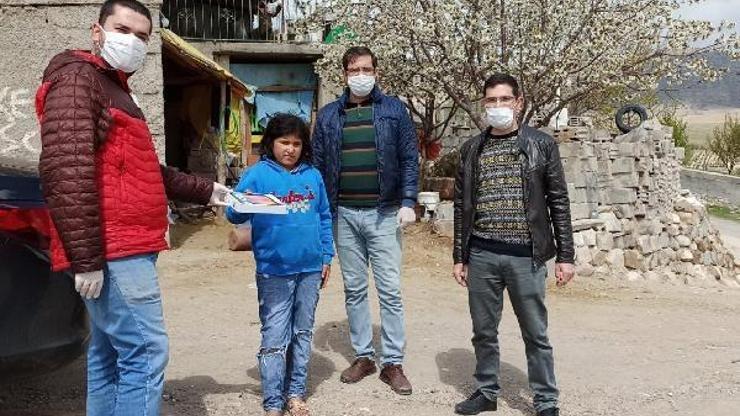 Öğretmenlerden uzaktan eğitime katılamayan öğrencileri için tablet