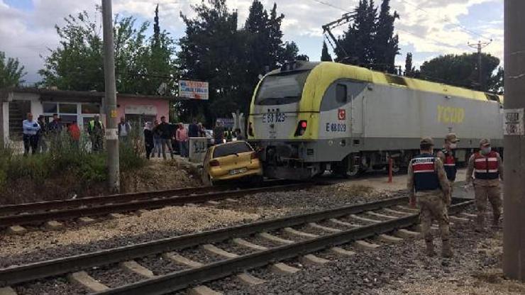 Manevra yapan lokomotifin çarptığı otomobildeki anne ve oğlu yaralandı