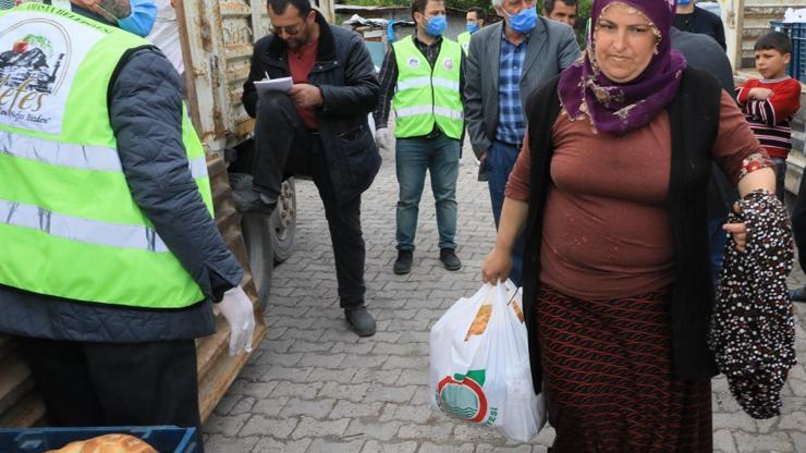 Başkan Sarı, köylülere Ramazan kolisi dağıttı
