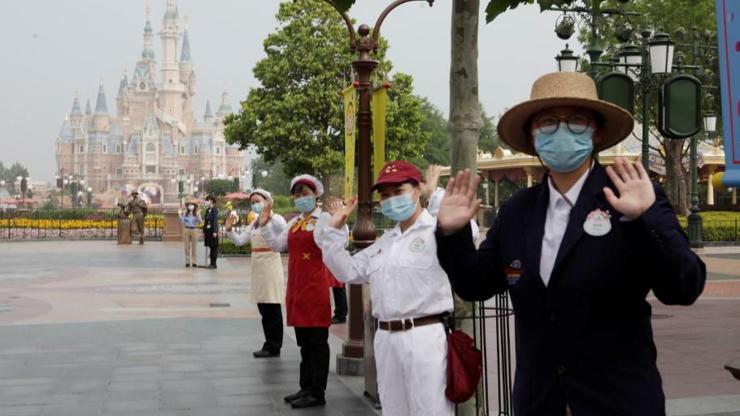 Covid-19 vakalarının yeniden arttığı Çinde Disneyland açıldı