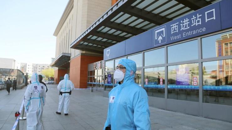 Çin yine başa döndü: Koronavirüs nedeniyle bir kent sınırlarını kapattı