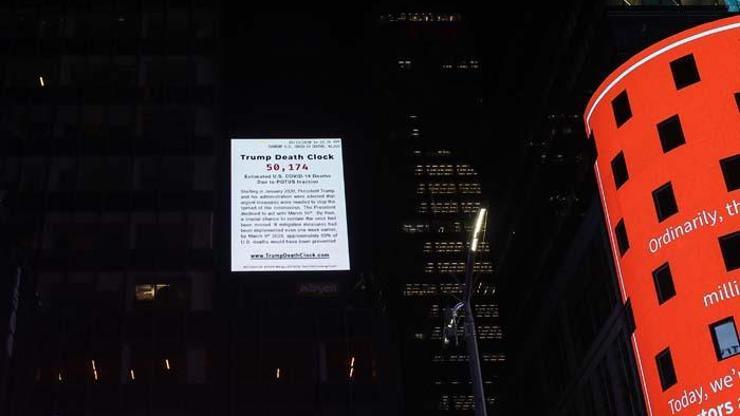 New Yorkta Times Meydanına Kovid-19 ölümlerini sayan pano asıldı
