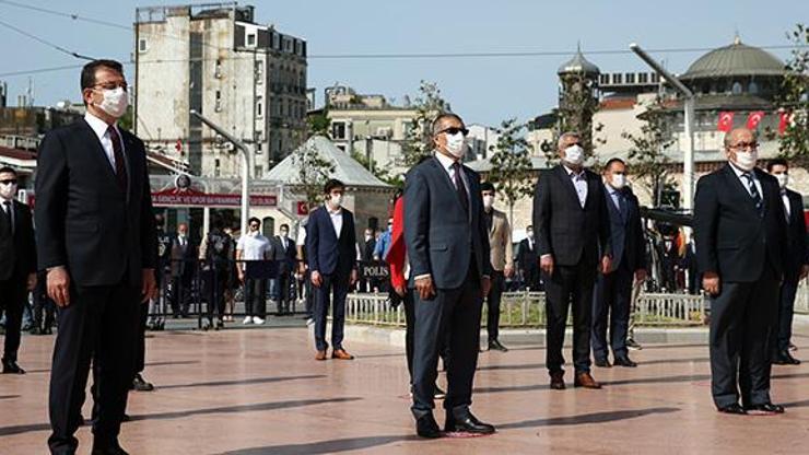 Taksimdeki Cumhuriyet Anıtında tören düzenlendi