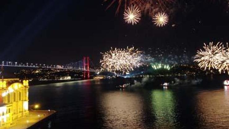 İstanbul Boğazında havai fişekli kutlama