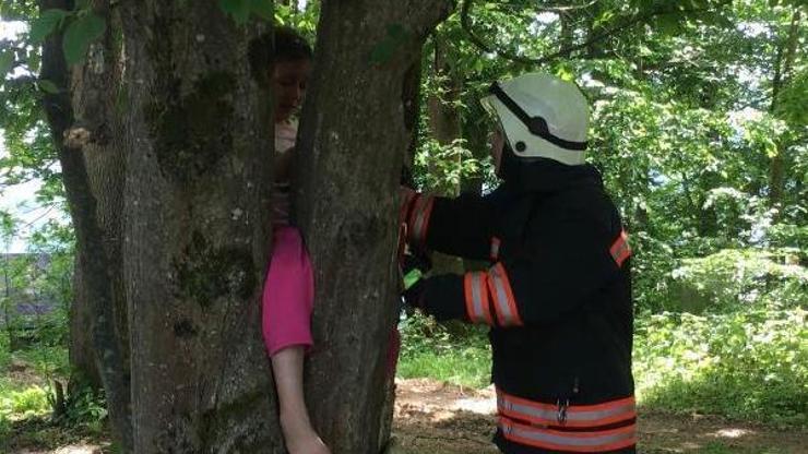 Ağaca bacağı sıkışan çocuk kurtarıldı
