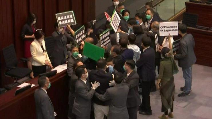 Hong Kong Meclisi yine karıştı