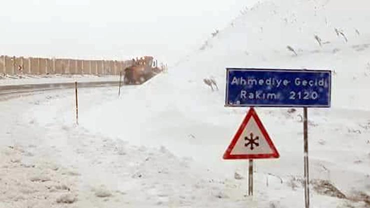 Erzincanda köy yolları, mayıs ayında kardan kapandı
