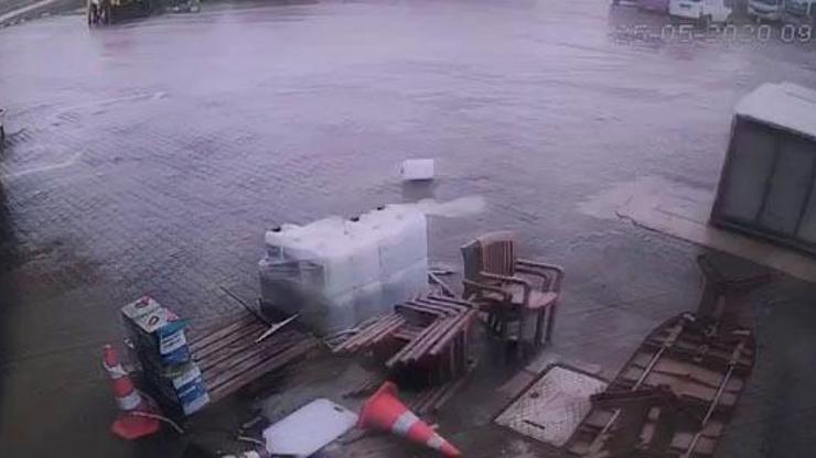 Şiddetli fırtına konteynerı sürükledi