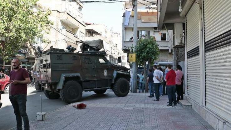 Son dakika... Diyarbakırda kimlik kontrolü yapan polislere ateş açıldı: 1 şehit