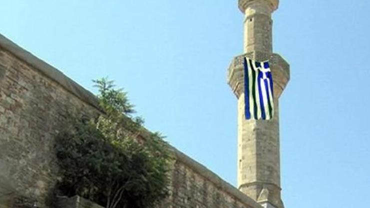 Tarihi caminin minaresine Yunan bayrağı astılar