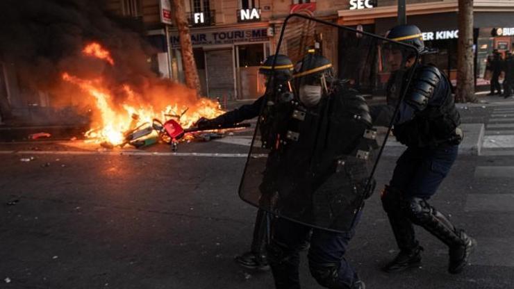 ABDdeki protestolar Fransaya sıçradı: 10 binden fazla kişi katıldı