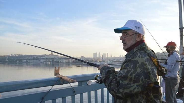 Balıkçılar oltalarını alıp Unkapanı Köprüsünde balık tuttu