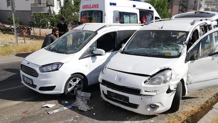 Siirtte HDP konvoyunda trafik kazası: 6 yaralı