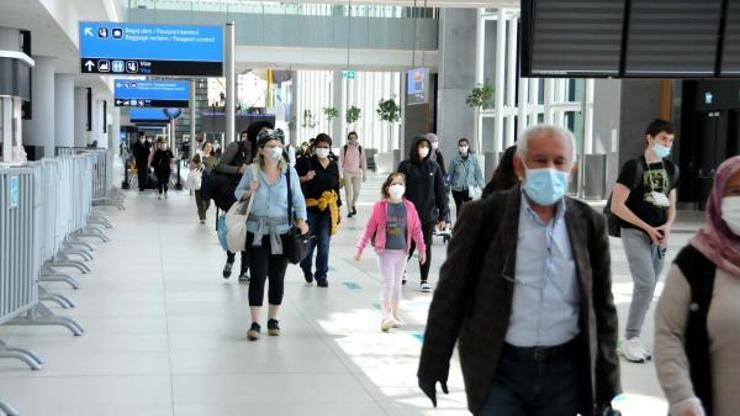 Torontodaki 301 Türk yolcu tahliye uçağıyla İstanbula geldi