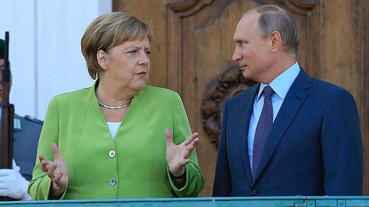 Putin, Merkel ile Libyadaki durumu görüştü