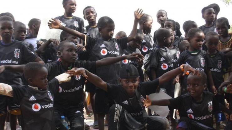 Nijer’de çocuklara Beşiktaş forması hediye edildi