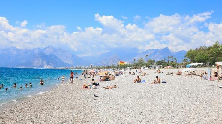 Dünyaca ünlü plajda sosyal mesafeli güneş keyfi
