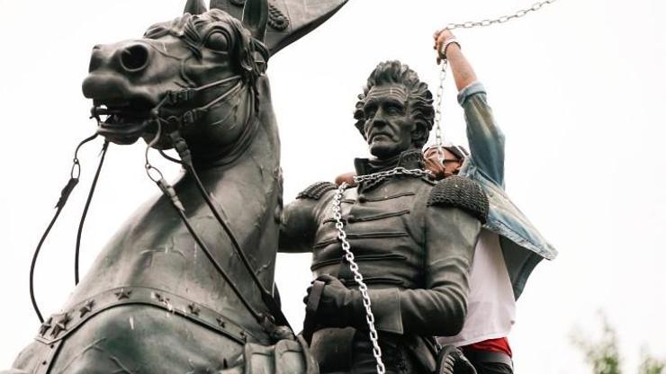 Protestolar Beyaz Saraya ulaştı: Eski başkanın heykelini devirmek istediler