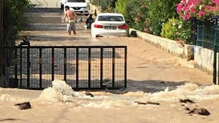 İçme suyu hattı patladı, yolda hasar oluştu