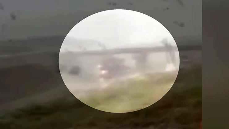 Son dakika: Çatalcadaki fırtına TIRı böyle devirdi | Video