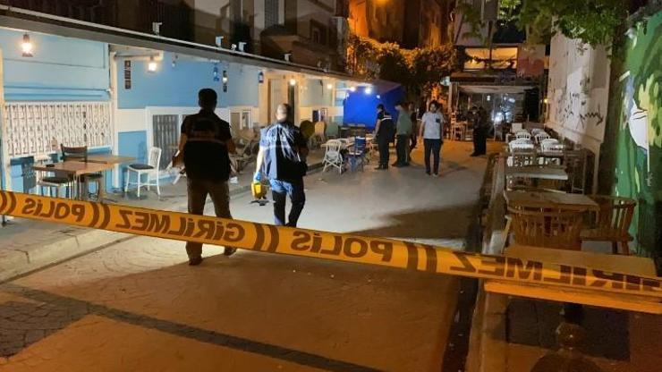 İzmirde eğlence mekanı önünde silahlı kavga: 2 yaralı