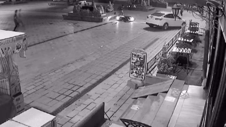 Kazada havaya fırlayan motosiklet sürücüsü bankın üzerine düştü | Video