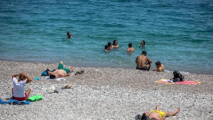 Antalyada sıcaktan bunalanlar sahile koştu