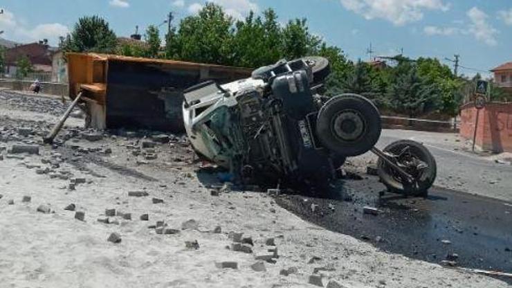 Çakıl yüklü kamyon devrildi, şoför yaralandı