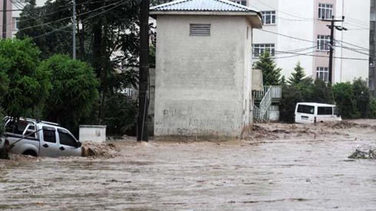 Rizede şiddetli yağış hayatı felç etti Bakan Soylu, bölgeye gidiyor