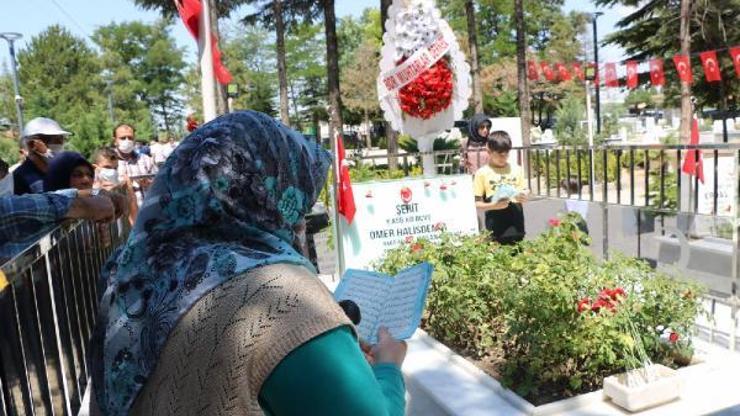 Son Dakika Haberleri: Şehit Ömer Halisdemirin kabri başında dualar edildi  | Video