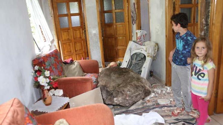 Kaya parçasının çarptığı evdeki 5 kişiyi çamaşır makinesi kurtardı