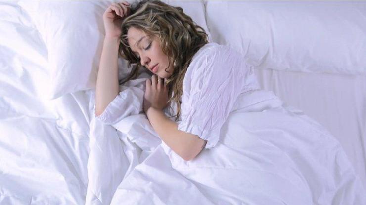 Alarmla uyananlar dikkat Uyku alamadan uyanmak kalp sorunlarına yol açar | Video