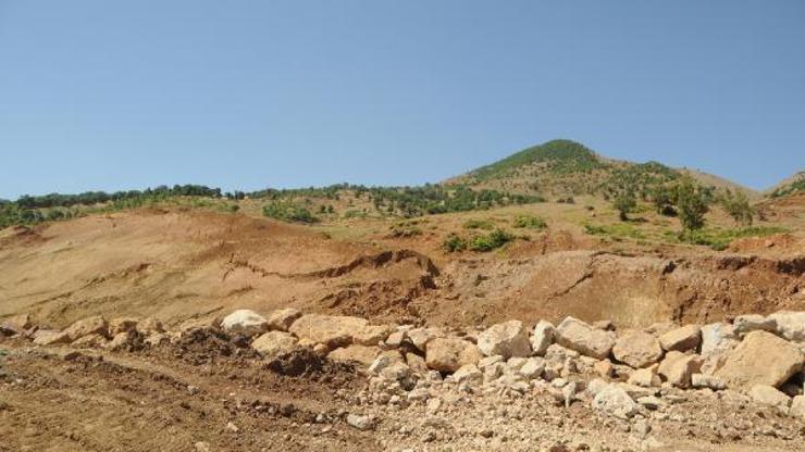 Yol çalışmasında toprak yarıldı, mezarlar zarar gördü