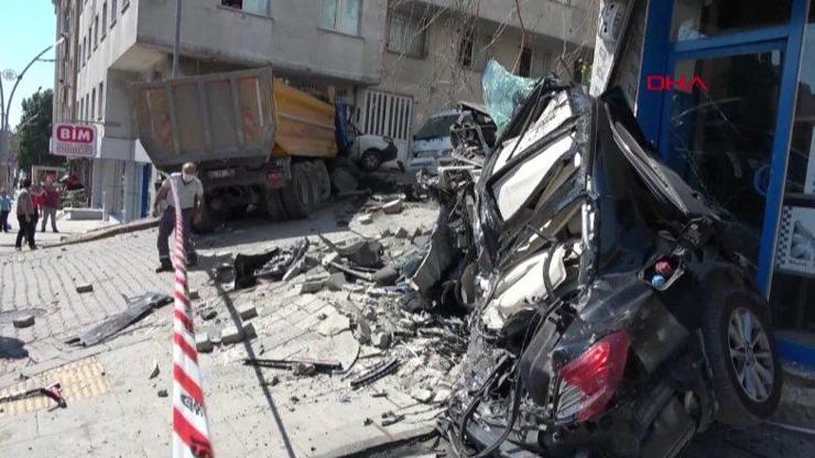 Sultangazide hafriyat kamyonu caddeyi savaş alanına çevirdi | Video