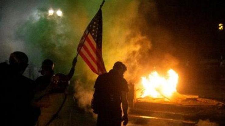 ABDnin Portland kenti karıştı: Polis göstericilere müdahale ediyor