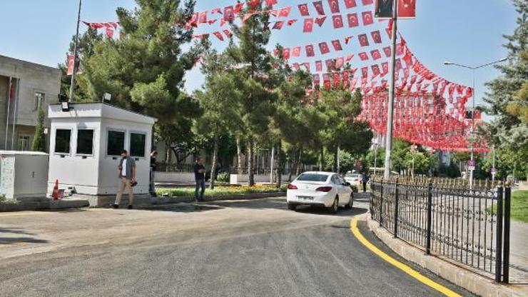 Diyarbakır Valiliğinin bulunduğu cadde, 4 yıl sonra trafiğe açıldı