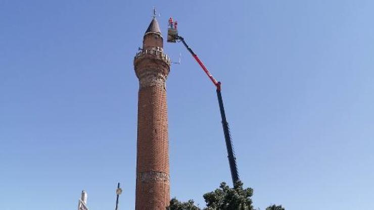 Tarihi Ulu Caminin eğilen minaresi sensörle takip edilecek