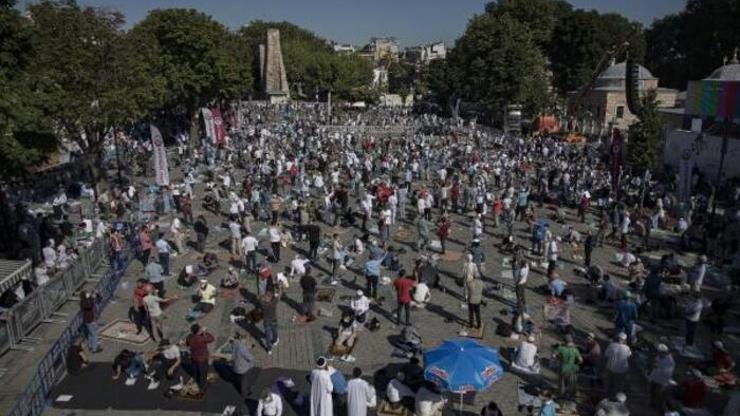 Binlerce kişi Ayasofya Camiinin önünde toplandı