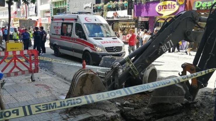 Bakırköyde arıza yapan iş makinesinin kepçesi altında kalan işçi hayatını kaybetti