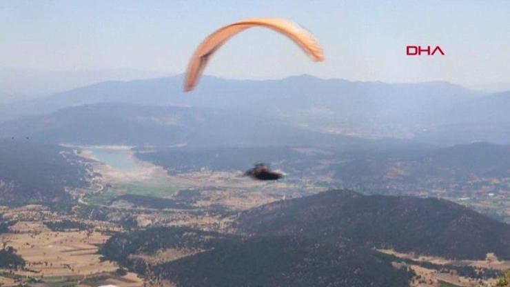 Denizliden Eskişehire paraşütle uçtu | Video