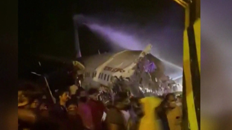 Son dakika haberi... Hindistanda iniş yapan uçak ikiye ayrıldı | Video