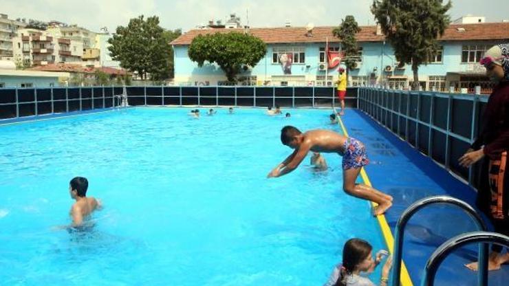 Çocuklar yüzmeyi portatif havuzlarda öğreniyor