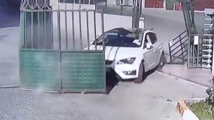 Yönetime kızdı, otomobille site kapısını yıktı