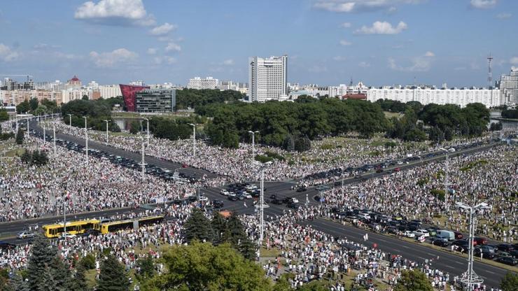 Belarusta protestolar büyüyor: 200 bin kişi katıldı