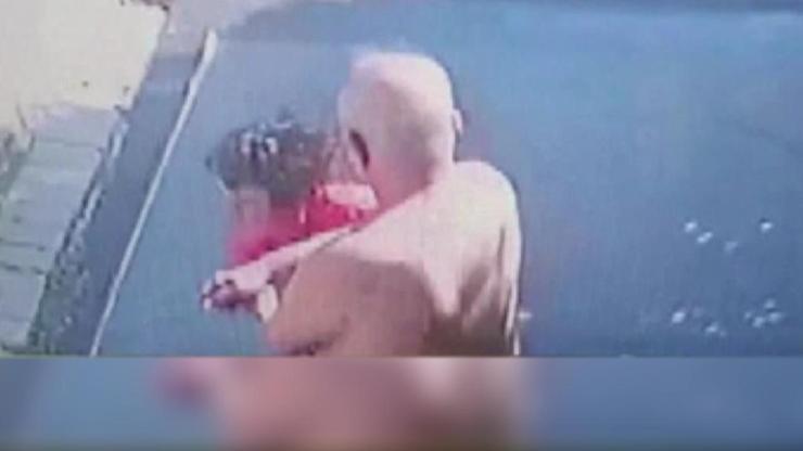 7 yaşındaki çocuğu darbetti, yüzüne anahtarla vurdu | Video