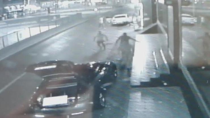 Son dakika... Çekmeköyde 2 kişinin yaralandığı silahlı kavga kamerada | Video